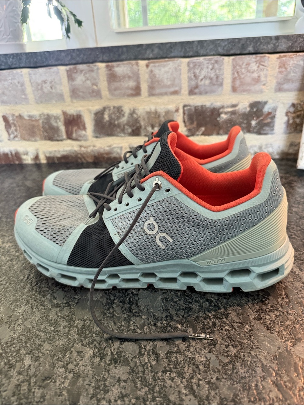Men’s On Cloud running shoes Cloudstratus SZ 11.5